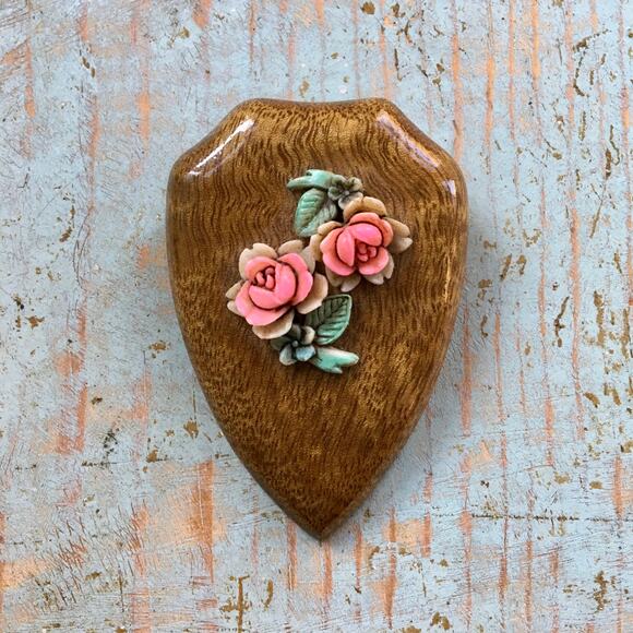 Vintage 1940s Art Nouveau Celluloid Rose Floral Wooden Shield Brooch - Picture 3 of 6